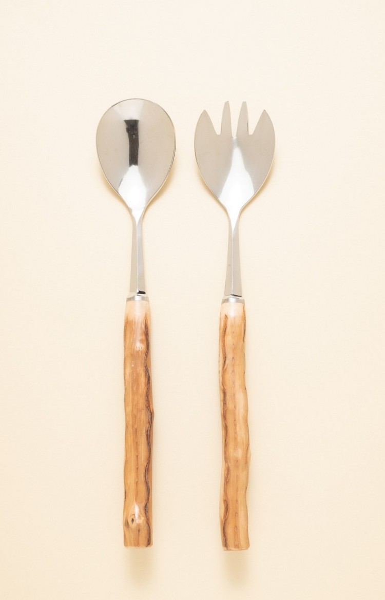 Photo de la fourchette et de la cuillère de Mizpira, service à salade artisanal en néflier, manche en bois