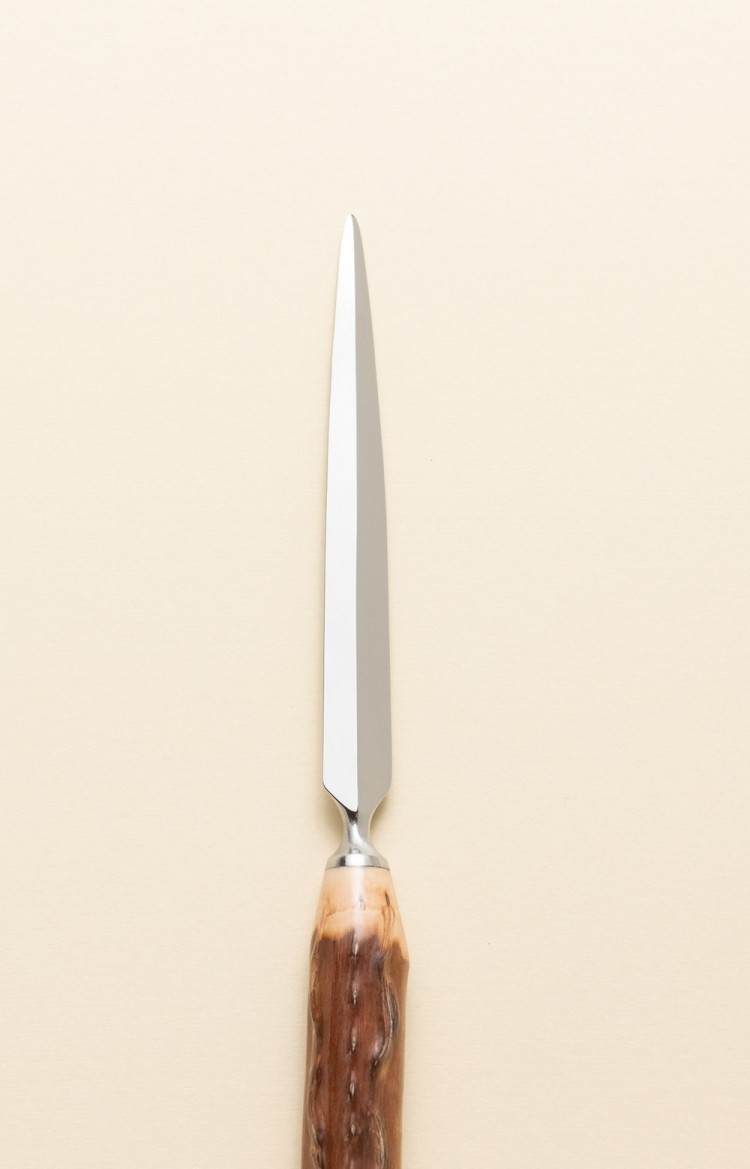 Photo de la dague de Mizpira, ouvre-lettre en néflier scarifié