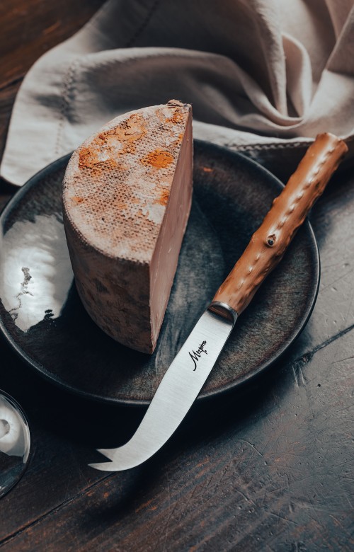 Photo de présentation du couteau à fromages Mizpira, couteau manche en bois