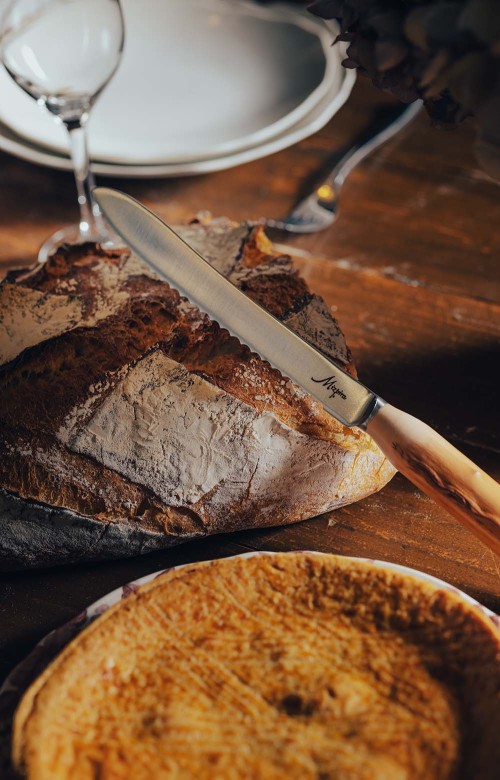 Mizpira, couteau à pain artisanal en bois de néflier scarifié