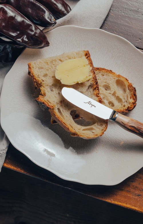 Photo de présentation du couteau à beurre en néflier scarifié, couteau manche en bois artisanal