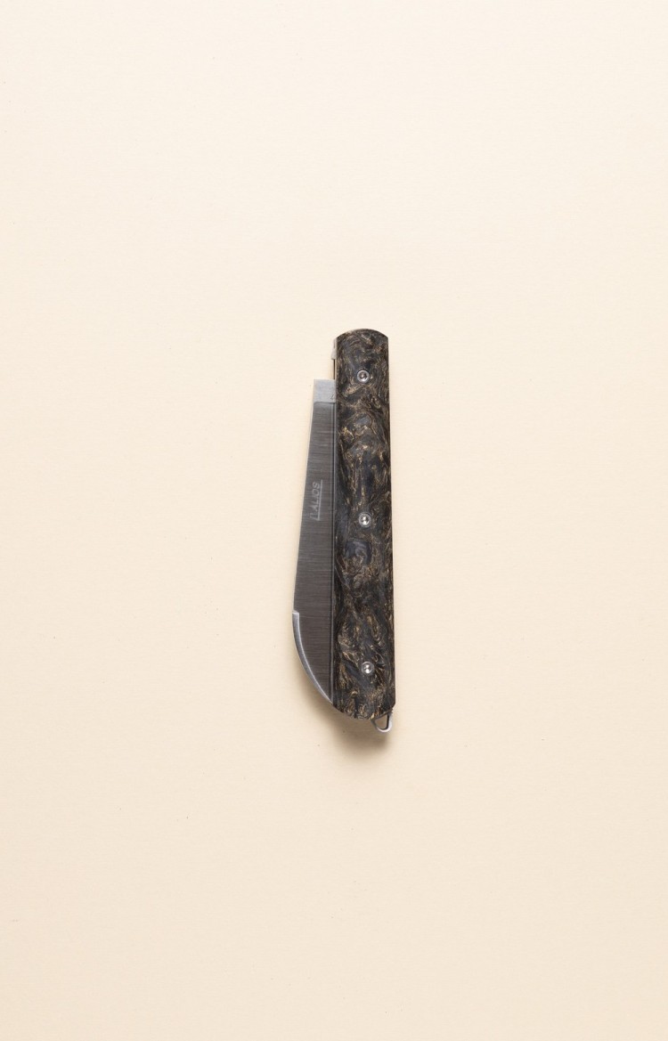 Photo du couteau artisanal l'Alios en fat carbon, lame fermée
