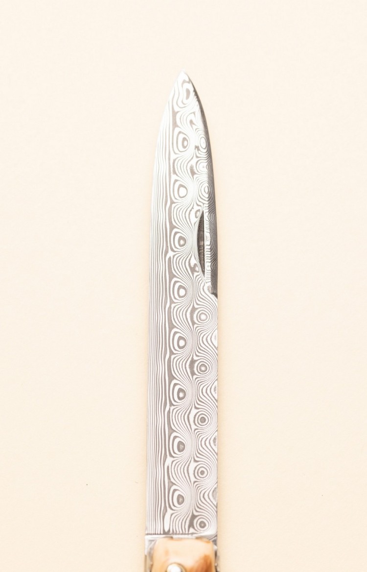 Photo de la lame damas de Artzaina, couteau artisanal basque en néflier et lame damas