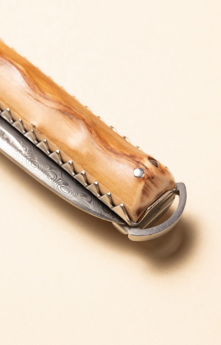 Photo de l'extrémité du ressort du couteau  basque Artzaina lame damas, rappelle la forme arrondie du pommeau du Makila