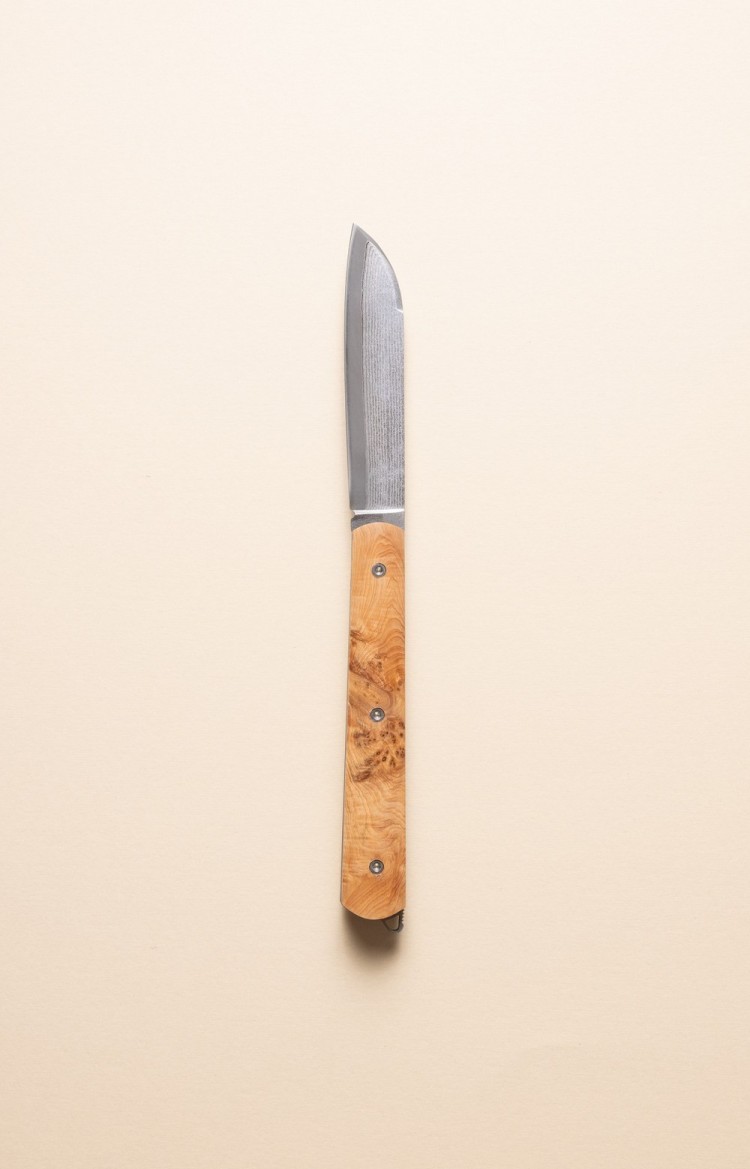 Photo du couteau artisanal l'Alios en genévrier, lame Suminagashi ouverte