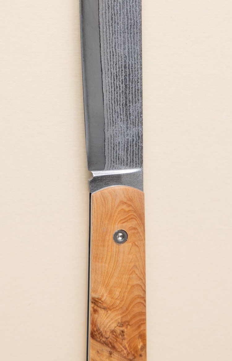 Photo du couteau artisanal l'Alios en genévrier, lame Suminagashi ouverte en plan rapproché
