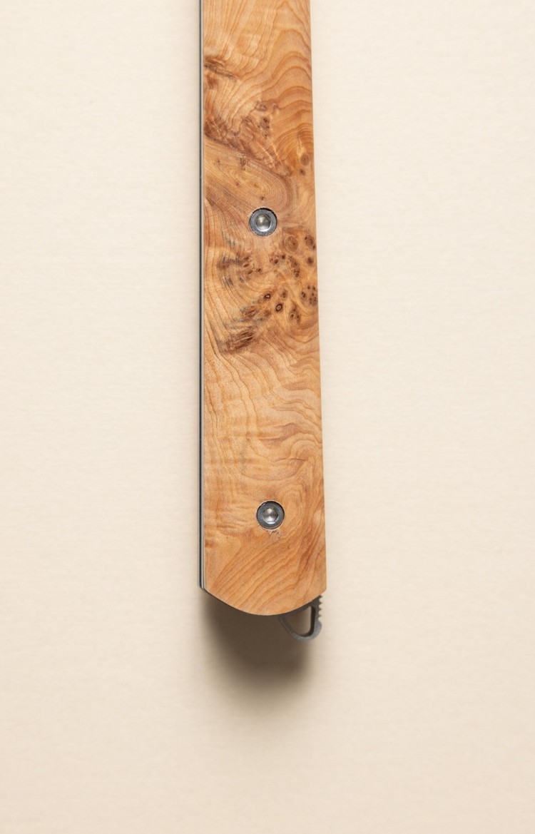 Photo du cran d'arrêt ingénieux du couteau l'Alios en bois de genévrier