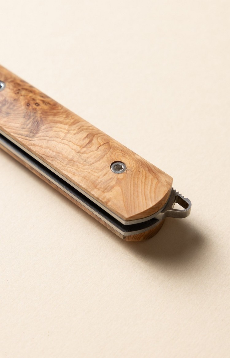 L'Alios, juniper switchblade knife with Suminagashi blade