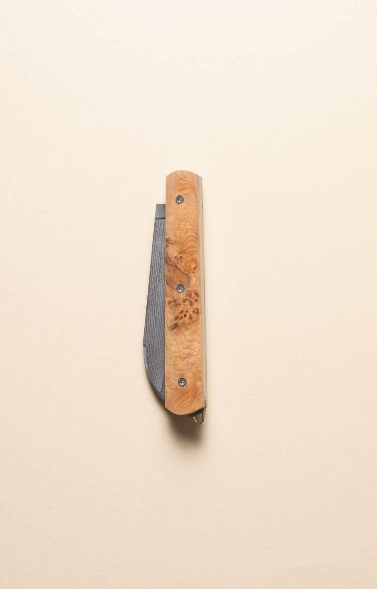 Photo du couteau artisanal l'Alios en bois de genévrier, lame Suminagashi fermée
