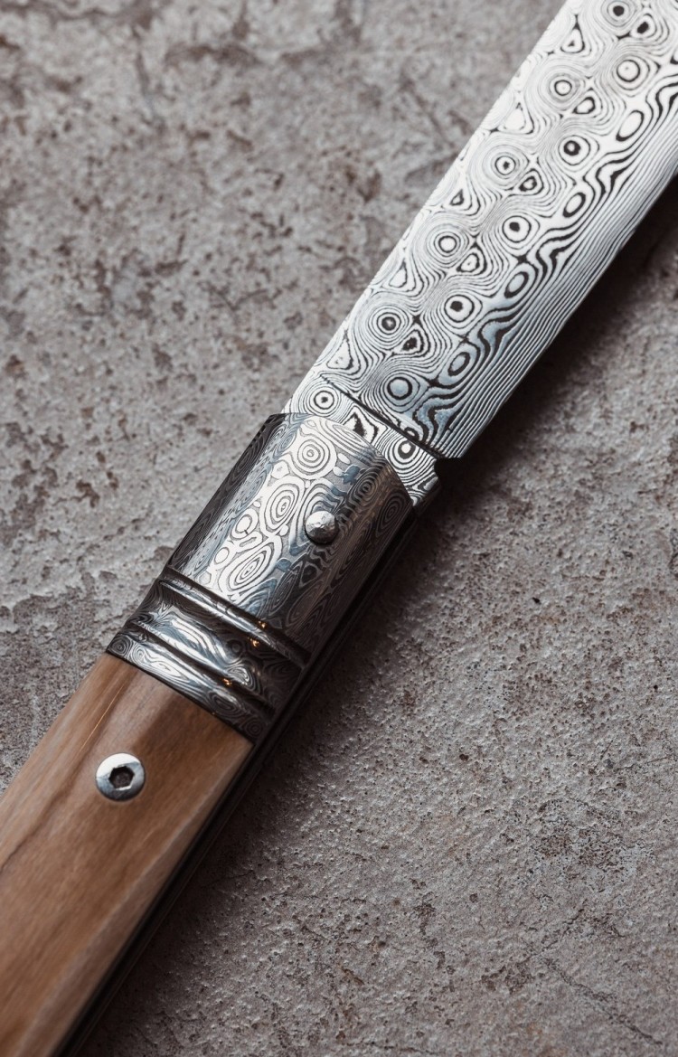 Photo de la lame, la mitre damas et du manche de L'Alios, couteau d'exception en ivoire de mammouth