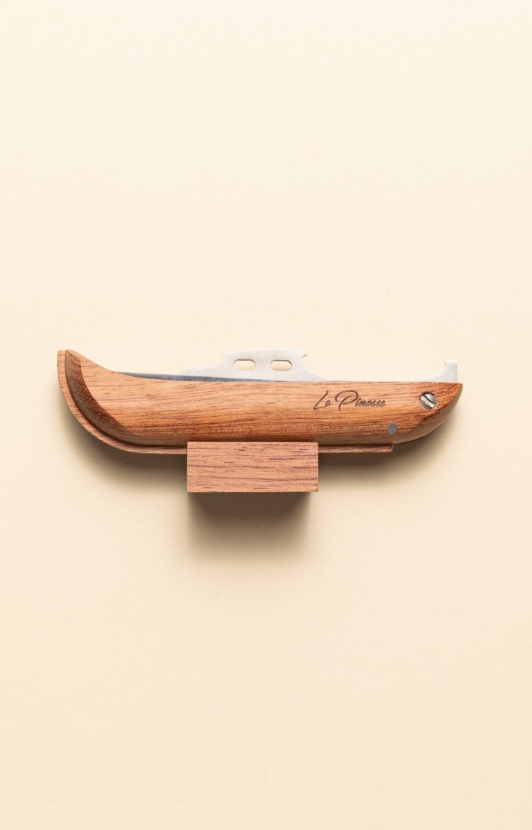 Photo du couteau Pinasse, bateau du Bassin d'Arcachon en bois de bubinga sur son support