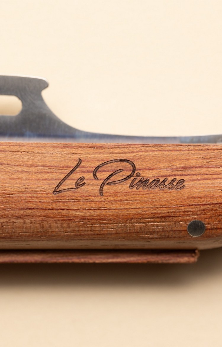 Photo de la gravure "Pinasse" sur le manche en bois de bubinga