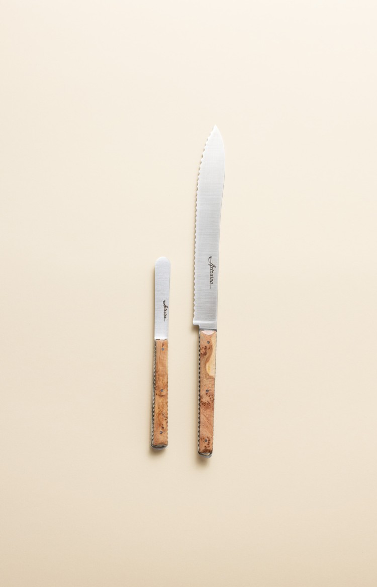 Photo du tartineur et du couteau à pain en genévrier