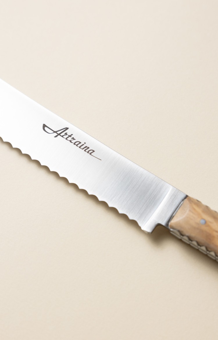 Photo de la lame du couteau à pain Artzaina et haut du manche en olivier