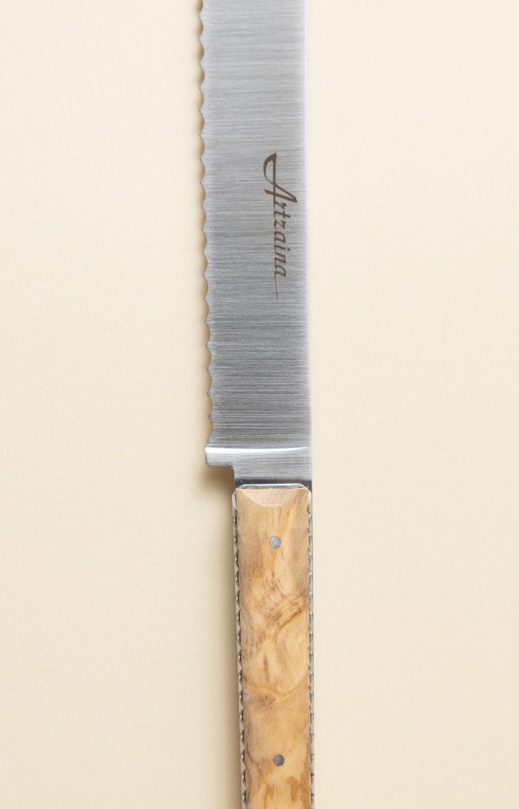 Photo de la lame de Artzaina couteau à pain en olivier
