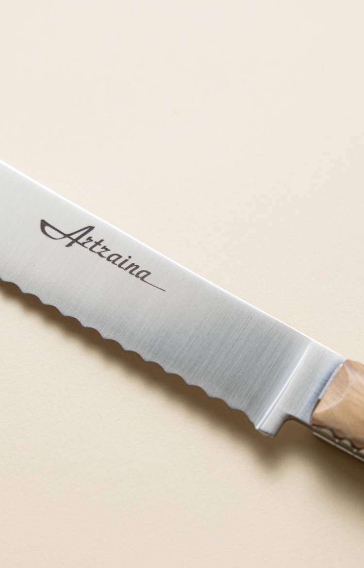 Artzaina, wooden bread knife