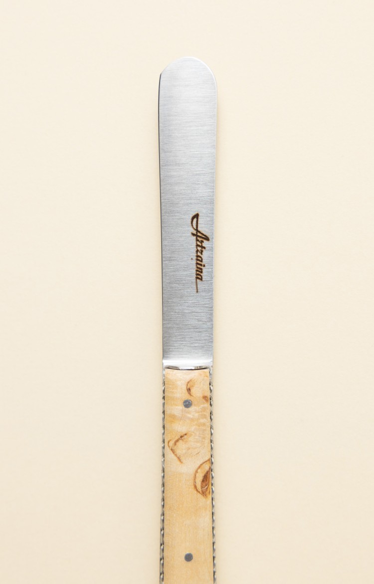 Photo de la lame de Artzaina, couteau à beurre en bouleau