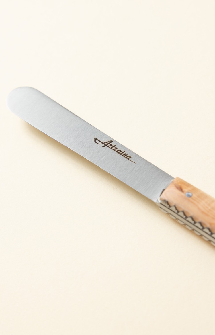 Photo de la lame de Artzaina, couteau à beurre en genévrier