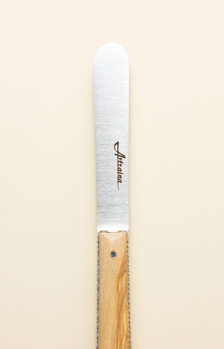 Photo de la lame de Artzaina, couteau à beurre en olivier