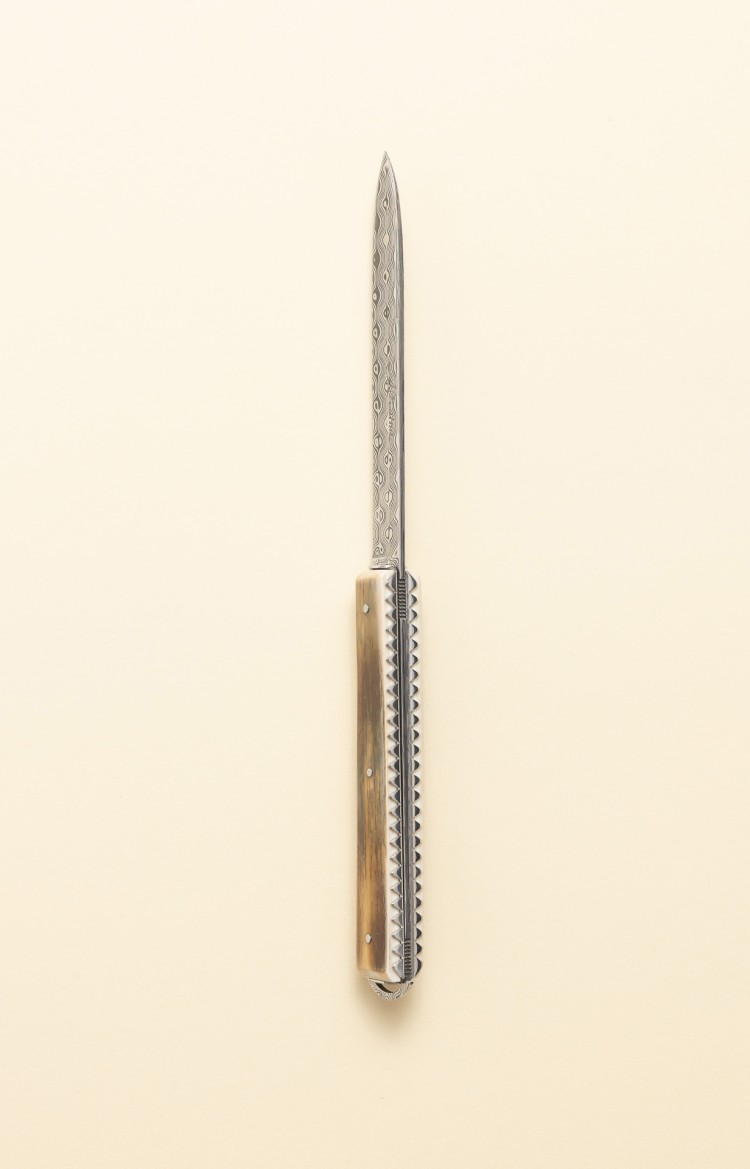 Photo de Artzaina, couteau de table en ivoire de mammouth et lame damas, vue sur le dos et le ciselage des platines
