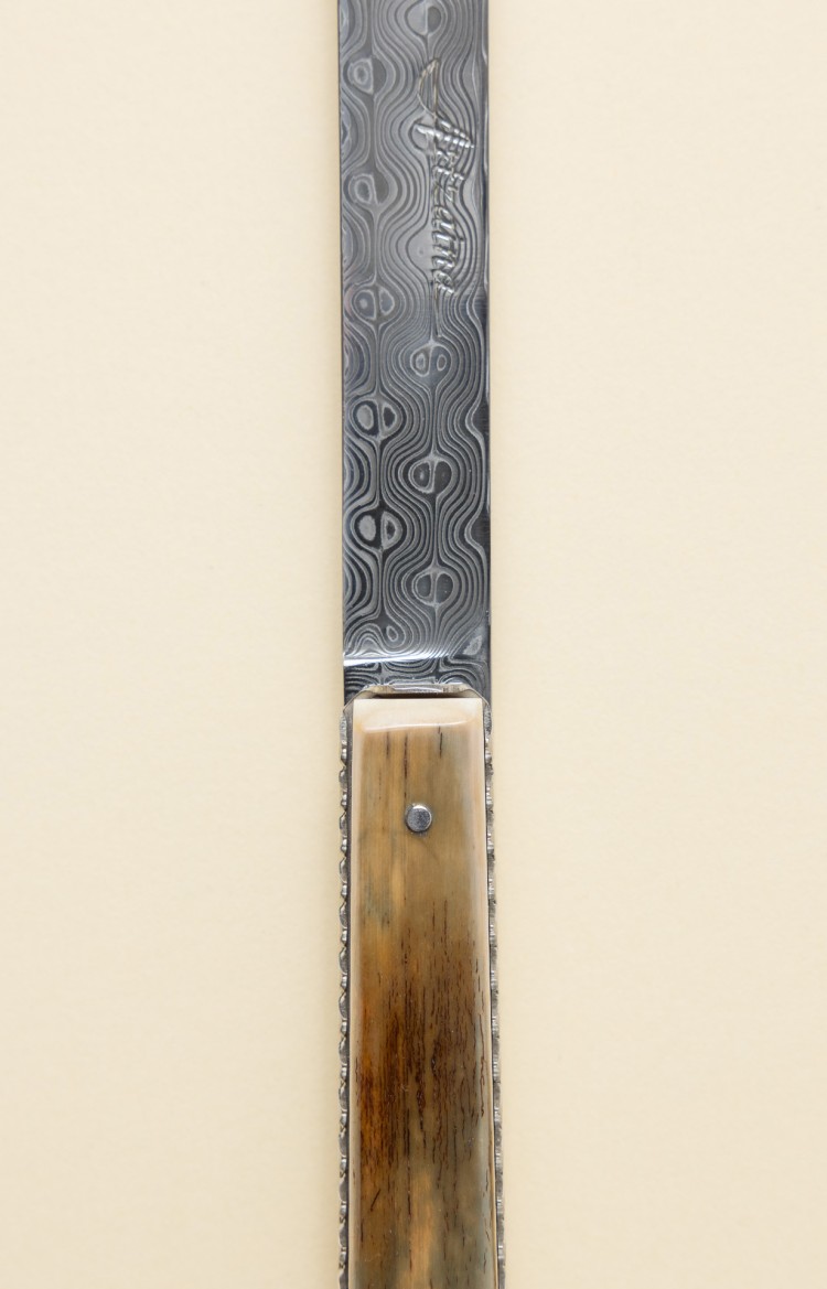 Photo de Artzaina, couteau de table en ivoire de mammouth et lame damas, plan rapproché