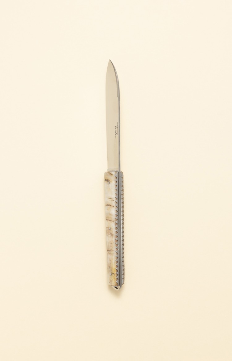 Photo de Taldea, couteau de table en corne de bélier, vue sur le dos et le ciselage des platines